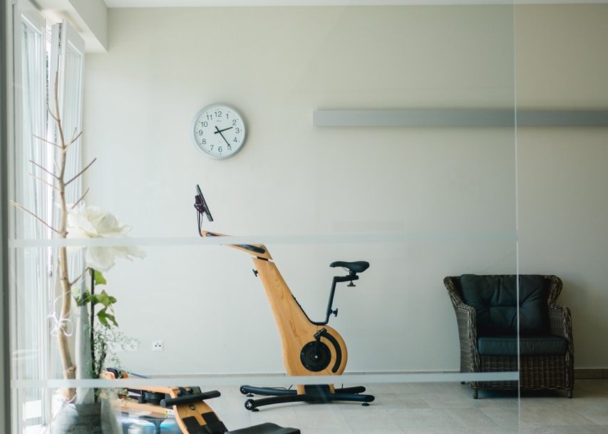 Fitnessraum mit Ergometer am Fenster
