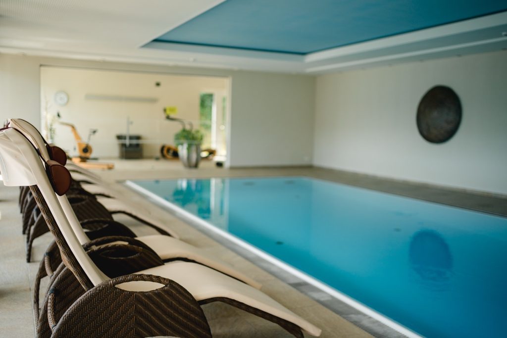 Liegen am Becken des Hallenbads