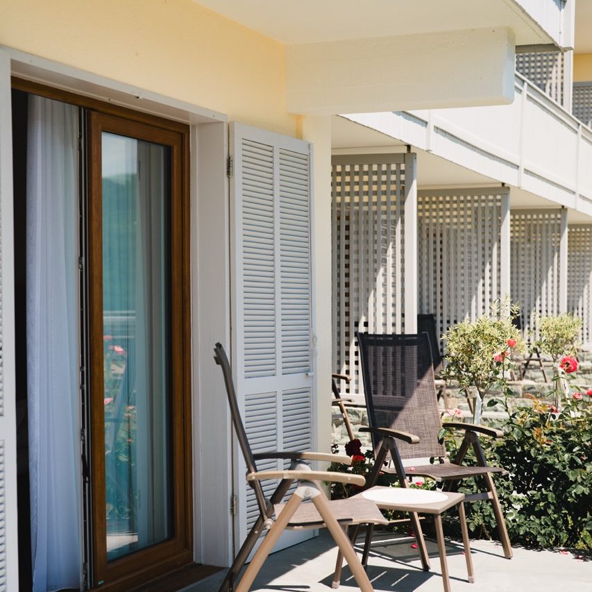 Die Balkone des Hauses mit Sitzplätzen und Blick in den Garten