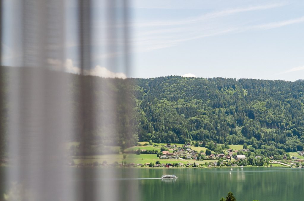 Der Ossiacher See mit dem Ufer und den Ortschaften ringsum