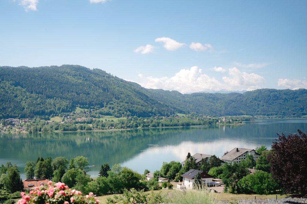 Blick über den Ossiacher See auf die Berge der Region