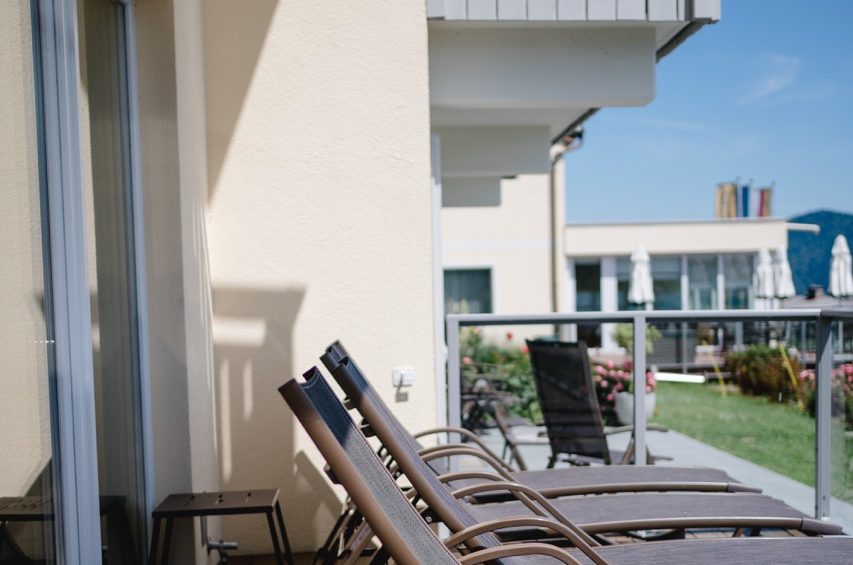 Liegestühle auf der Terrasse mit Blick ins Grüne