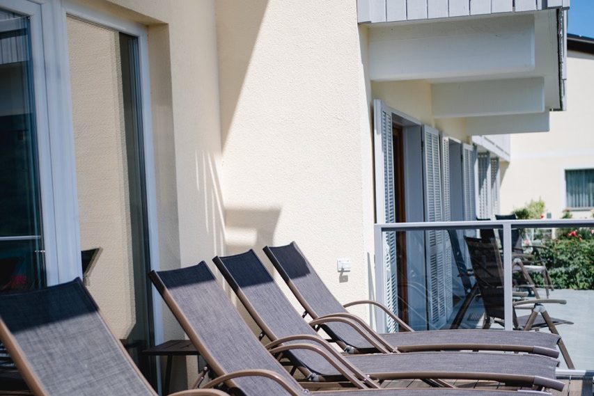 Liegestühle auf der Sonnenterrasse des Hauses