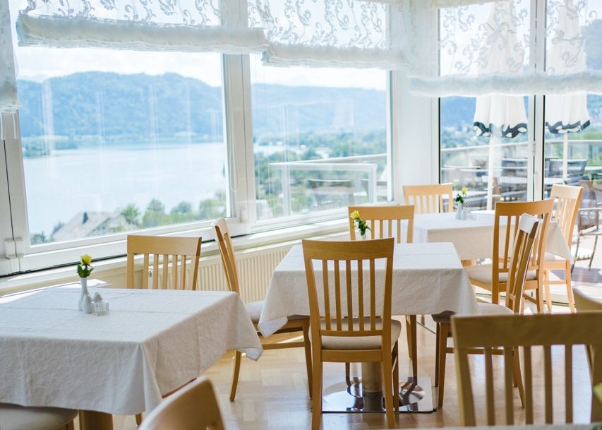 Frühstücksraum mit Fensterfront zum Ossiacher See
