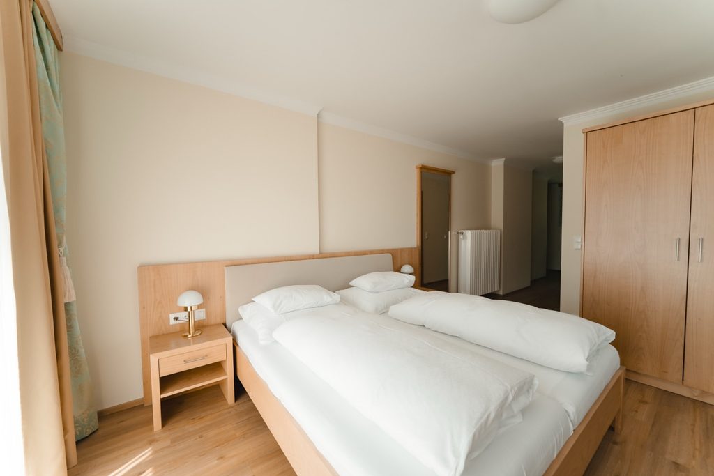 Helles Zimmer mit Doppelbett aus Holz