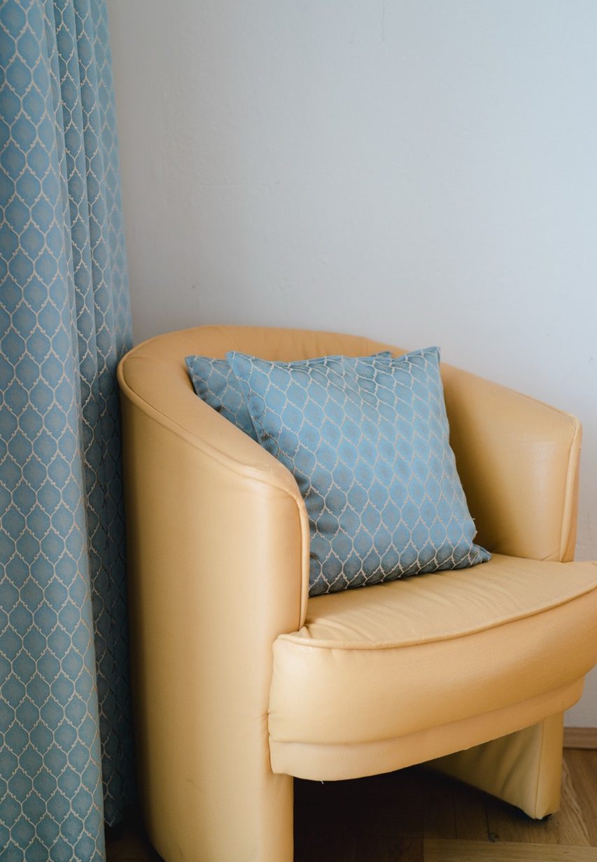 Detail im Zimmer: Sessel am Fenster