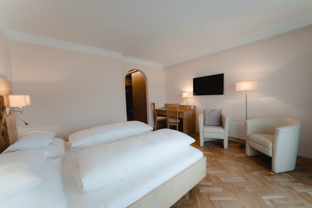 Zimmer mit Sitzbereich und Parkettboden